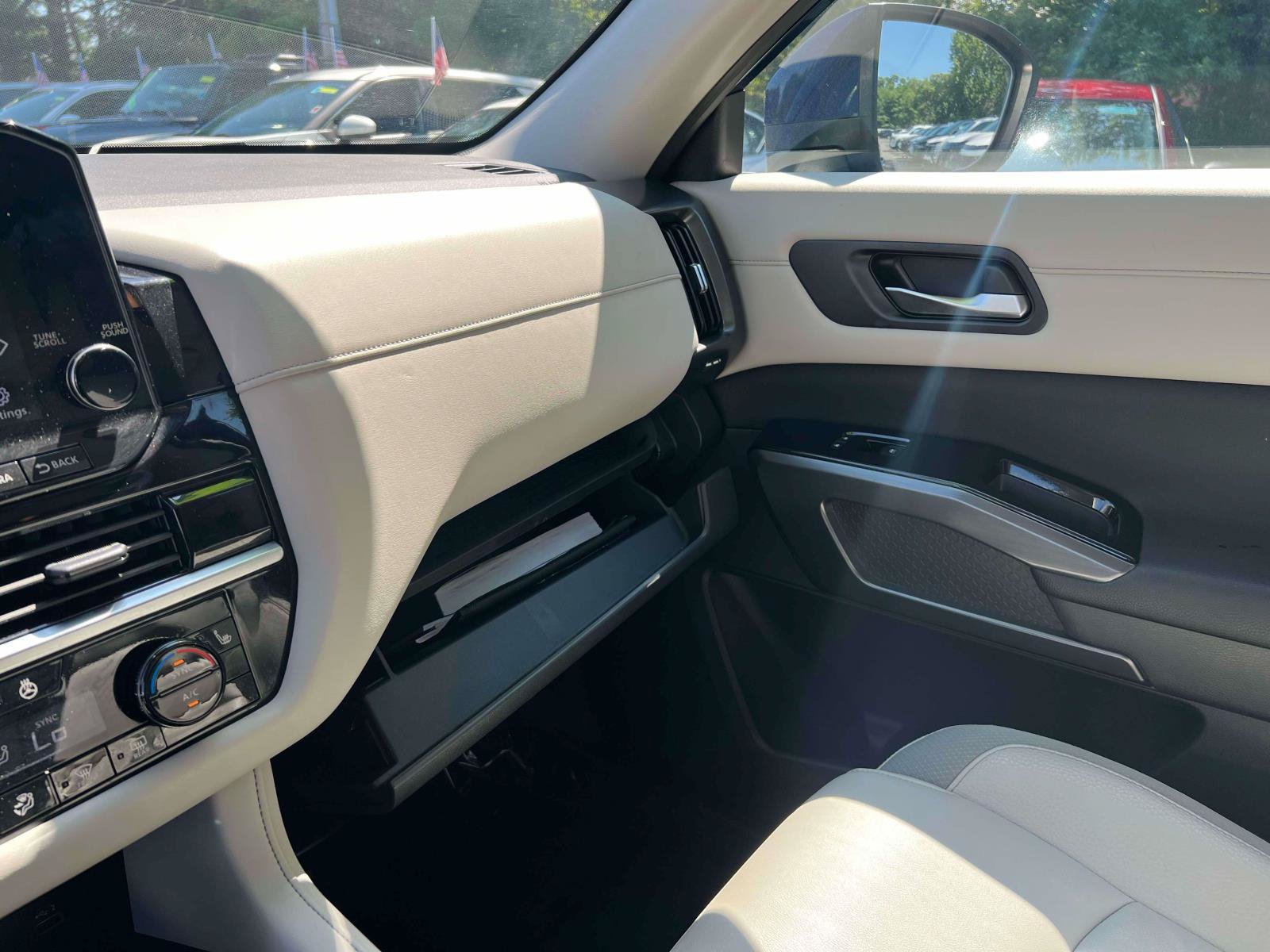 Used 2024 Nissan Pathfinder SL AWD/4WD image 10