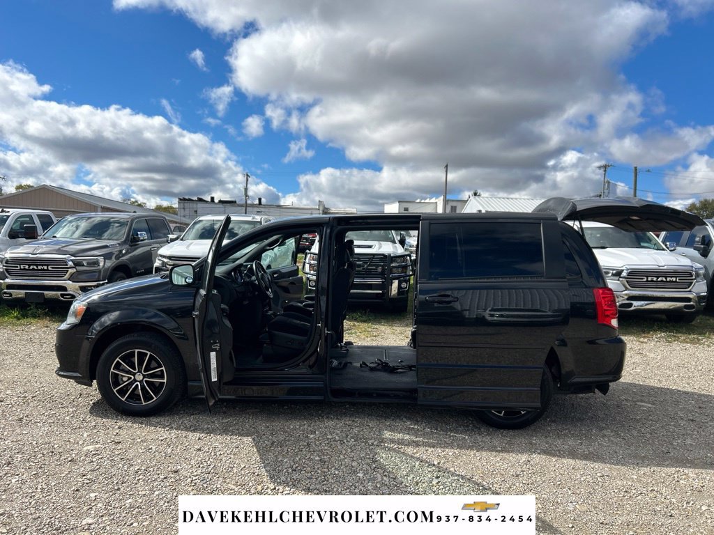 Used 2014 Dodge Grand Caravan SXT w/ UConnect Hands-Free Group FWD image 18