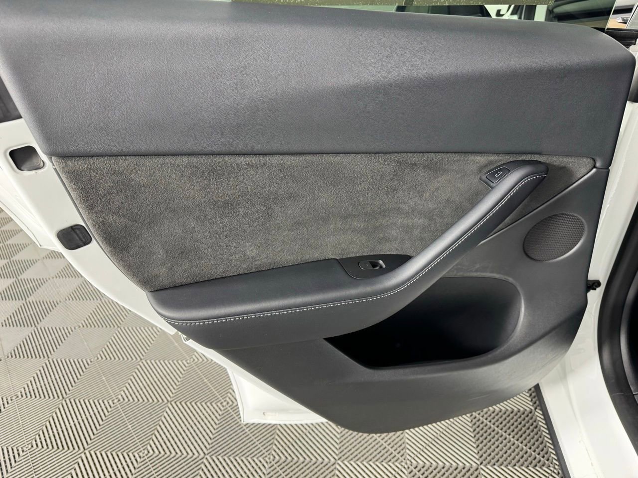 Used 2022 Tesla Model Y Long Range image 21