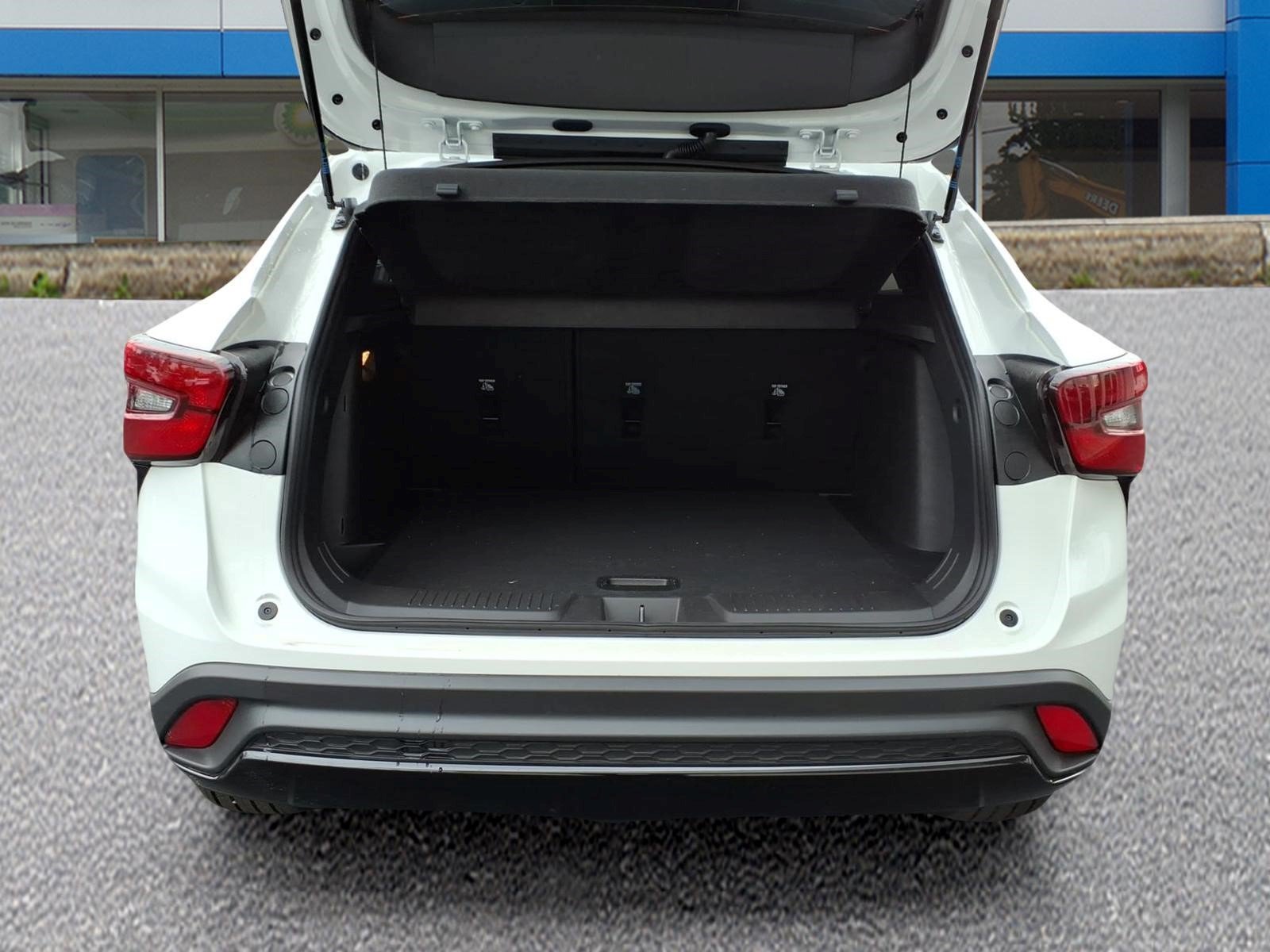 Used 2025 Chevrolet Trax RS w/ Sunroof Package FWD image 5