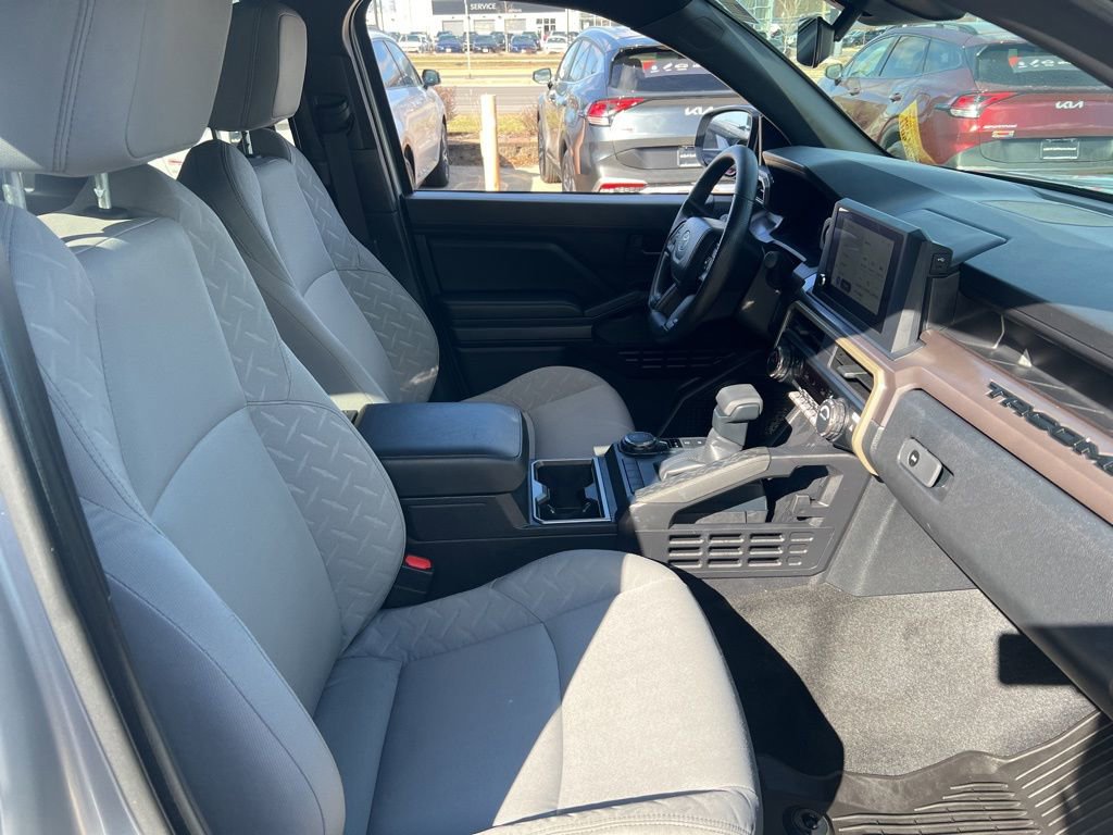 Used 2025 Toyota Tacoma SR5 AWD/4WD image 18