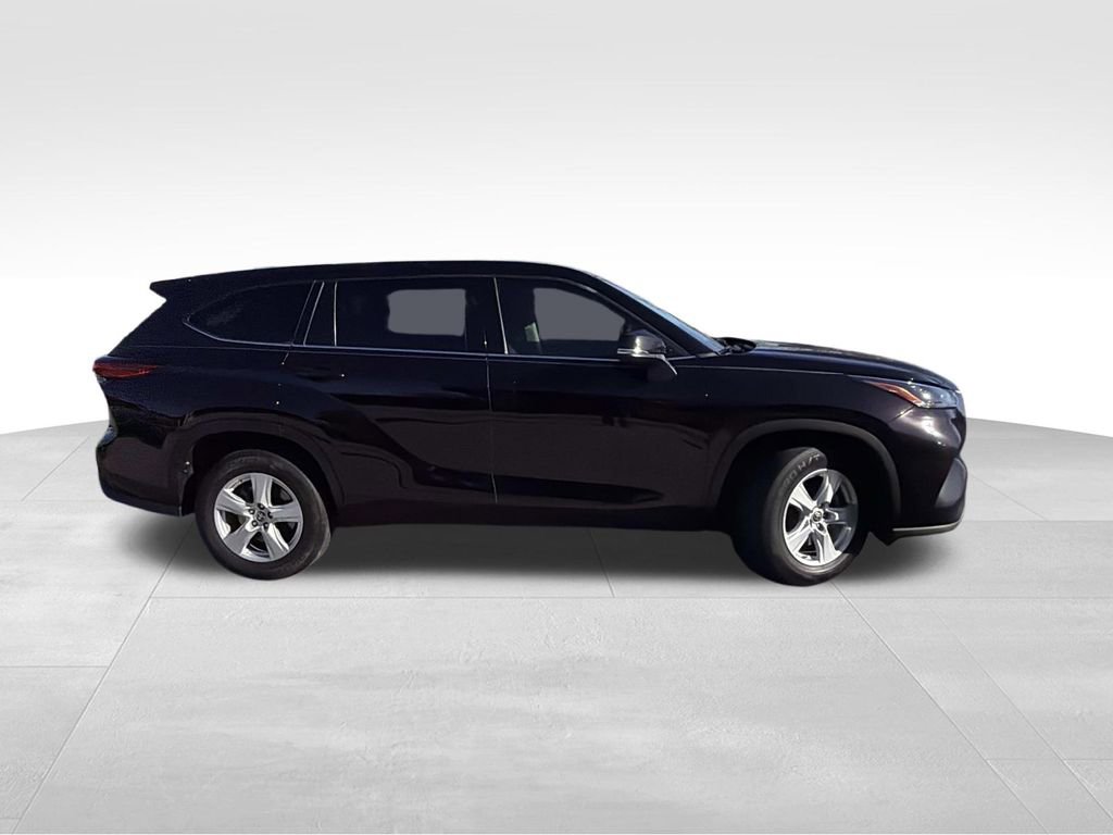 Used 2022 Toyota Highlander L image 2