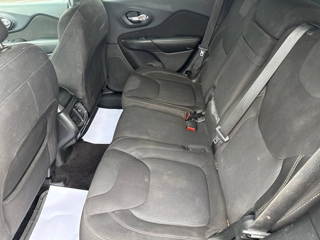 Used 2017 Jeep Cherokee Latitude AWD/4WD image 31