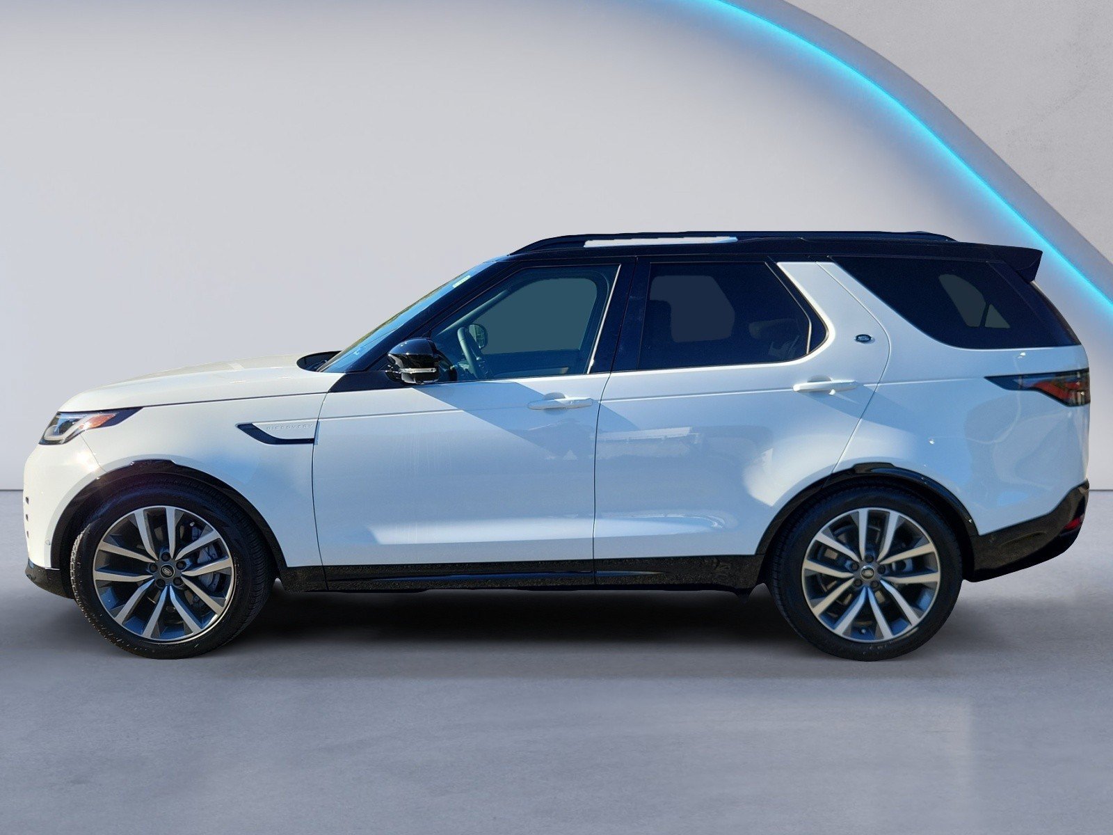 Used 2026 Land Rover Discovery Dynamic SE AWD/4WD image 3