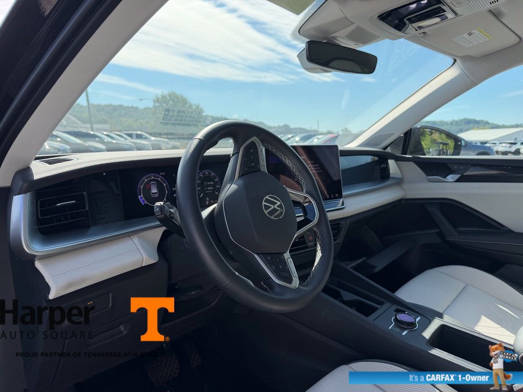 Used 2025 Volkswagen Tiguan SE w/ Panoramic Sunroof Package AWD/4WD image 14