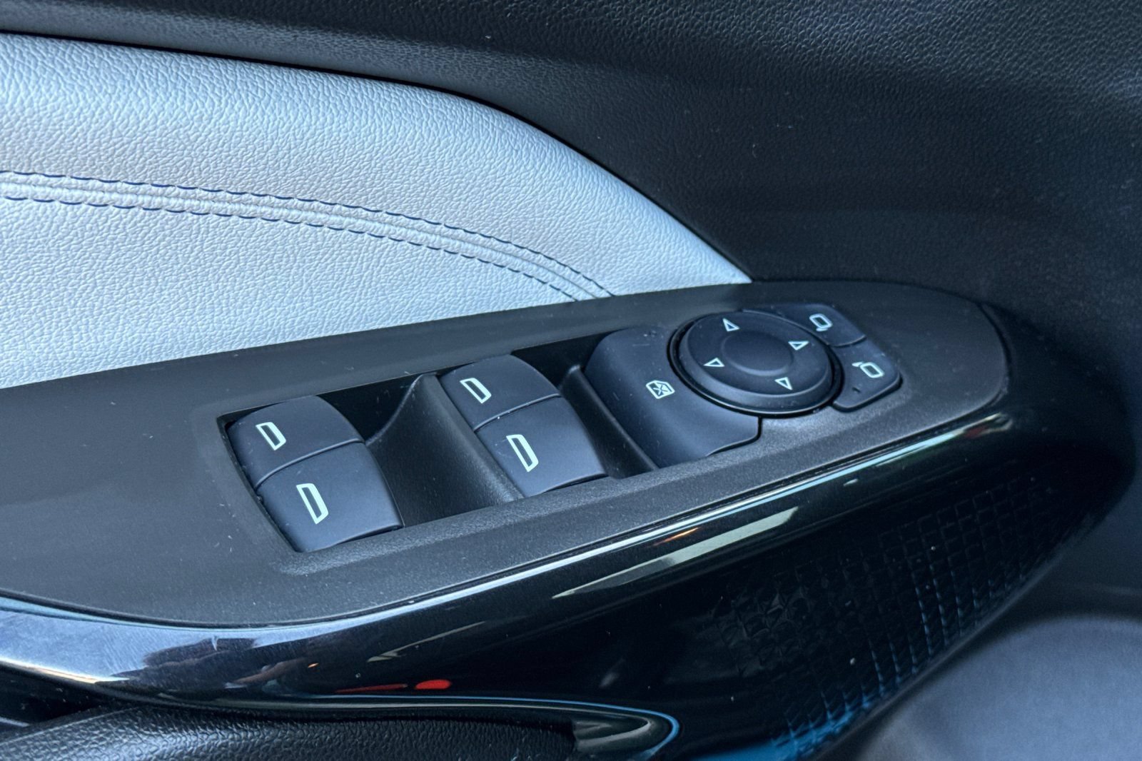 Used 2025 Chevrolet Trax LT FWD image 12