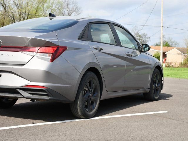Used 2022 Hyundai Elantra SEL w/ Preferred Accessory Package FWD image 6
