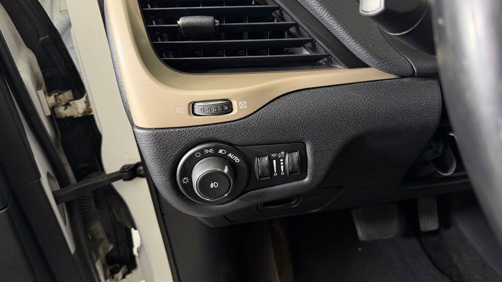 Used 2016 Jeep Cherokee Latitude w/ Cold Weather Group AWD/4WD image 17