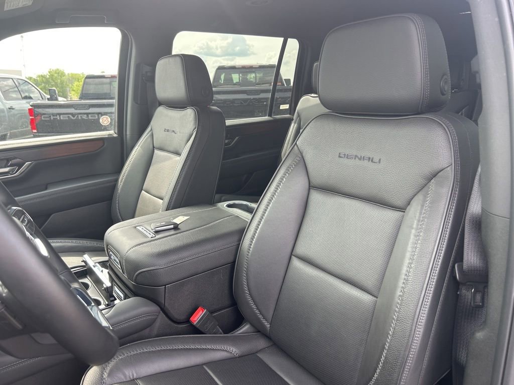 Used 2025 GMC Yukon XL Denali AWD/4WD image 16