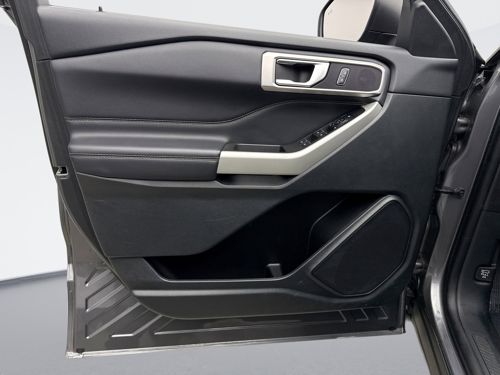 Used 2023 Ford Explorer XLT image 9