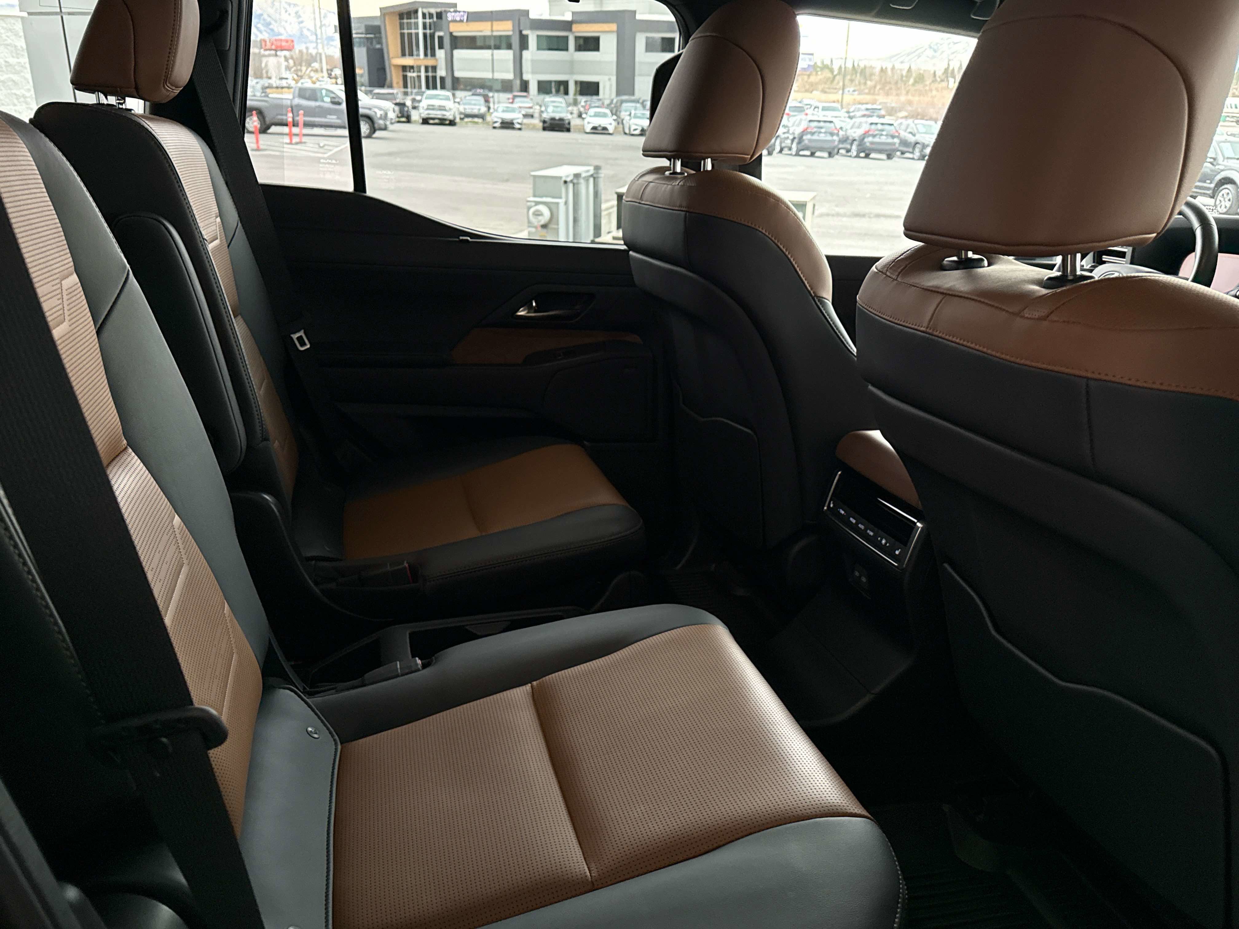 Used 2025 Lexus GX 550 w/ Accessory Package (2T) image 19