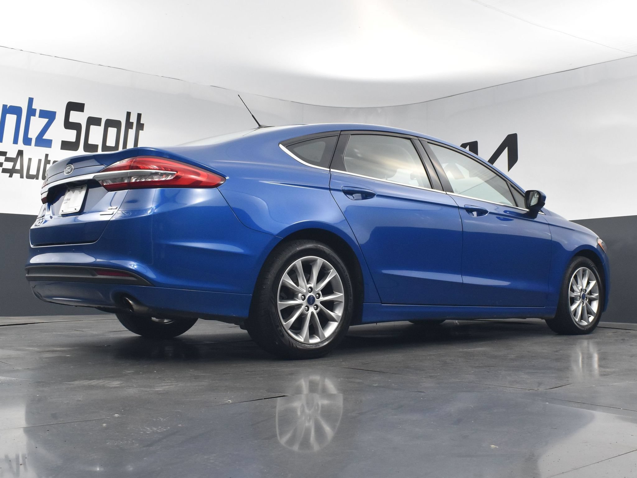 Used 2017 Ford Fusion SE w/ Fusion SE Technology Package FWD image 21