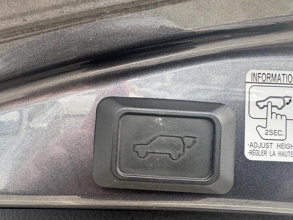 Used 2018 Toyota RAV4 SE image 46