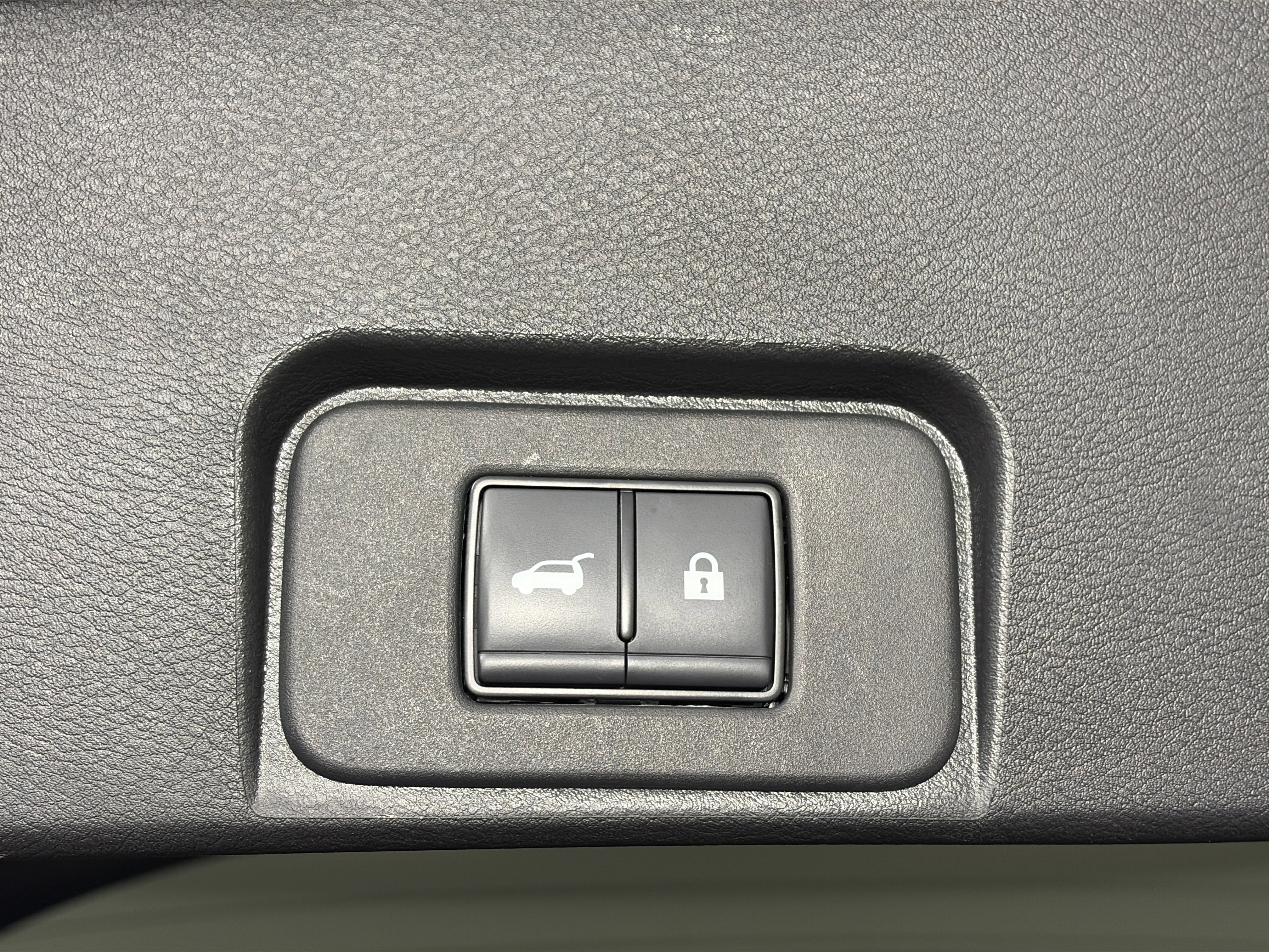 Used 2024 Nissan Rogue SV image 15