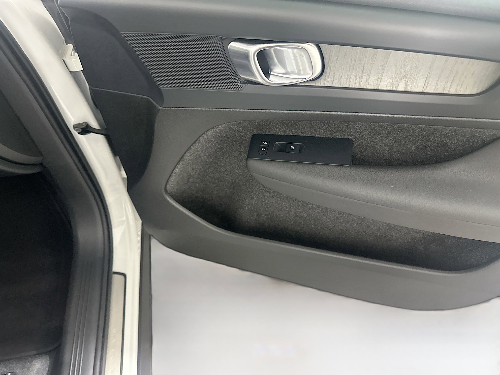 Used 2024 Volvo XC40 B5 Plus w/ Climate Package image 30