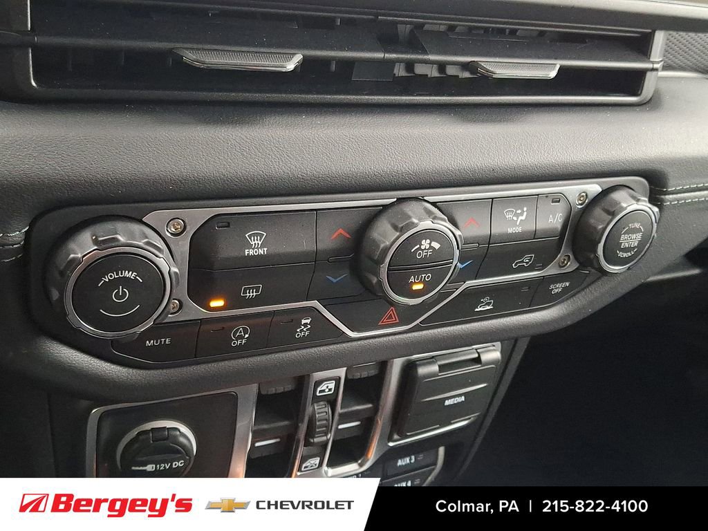 Used 2025 Jeep Wrangler Unlimited Rubicon AWD/4WD image 17