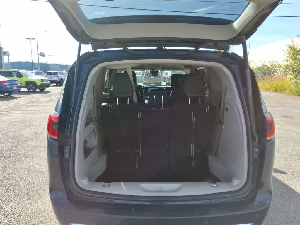 Certified 2023 Chrysler Pacifica Touring-L FWD image 11