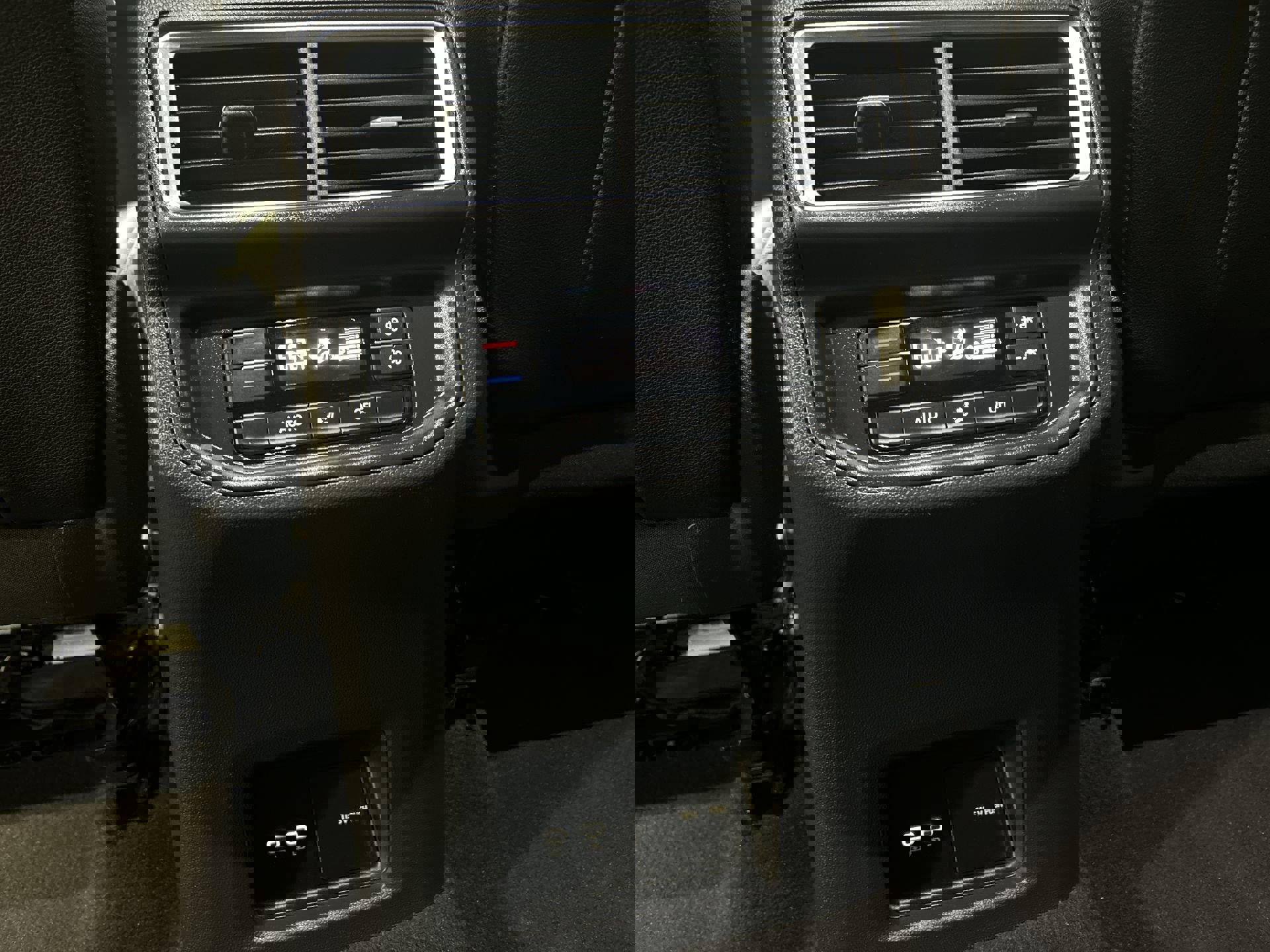 Used 2025 Volkswagen Atlas SE image 22