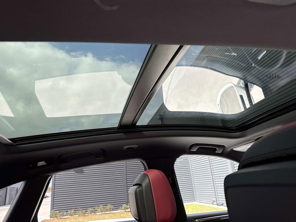 Certified 2025 Porsche Macan image 15