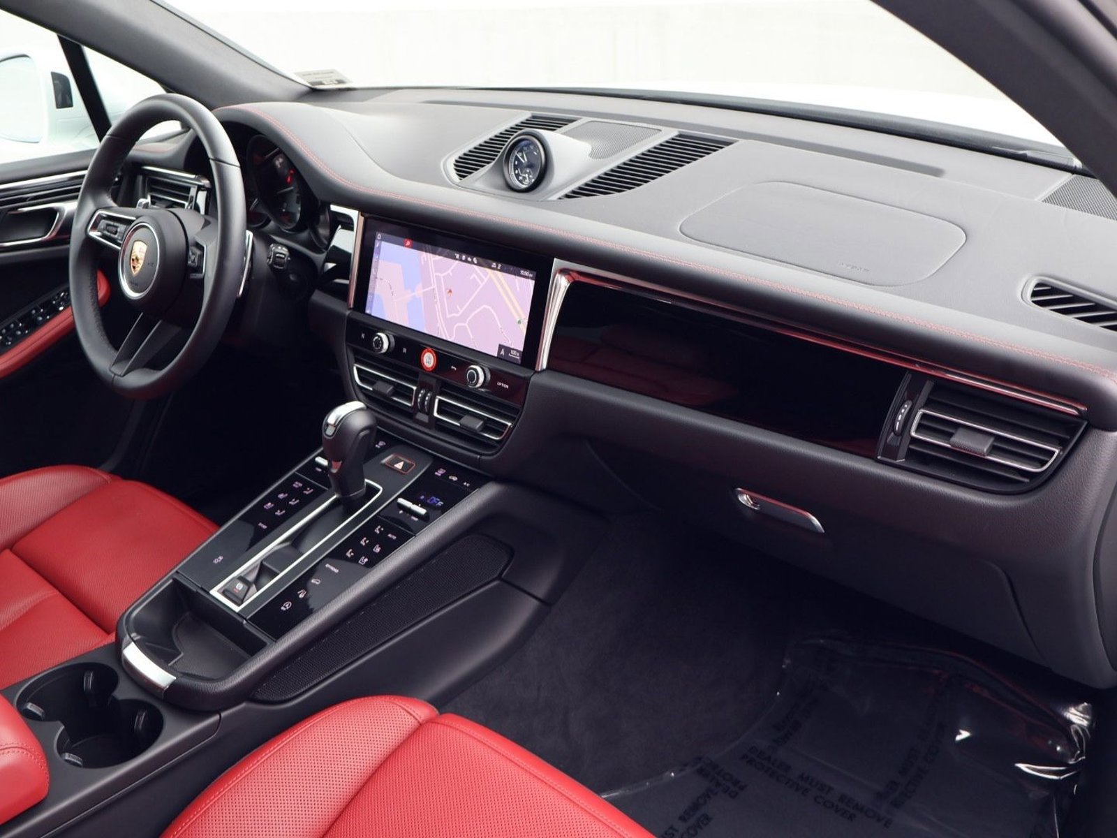 Certified 2025 Porsche Macan AWD/4WD image 24