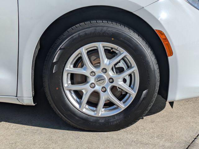 Certified 2021 Chrysler Voyager Lxi FWD image 11