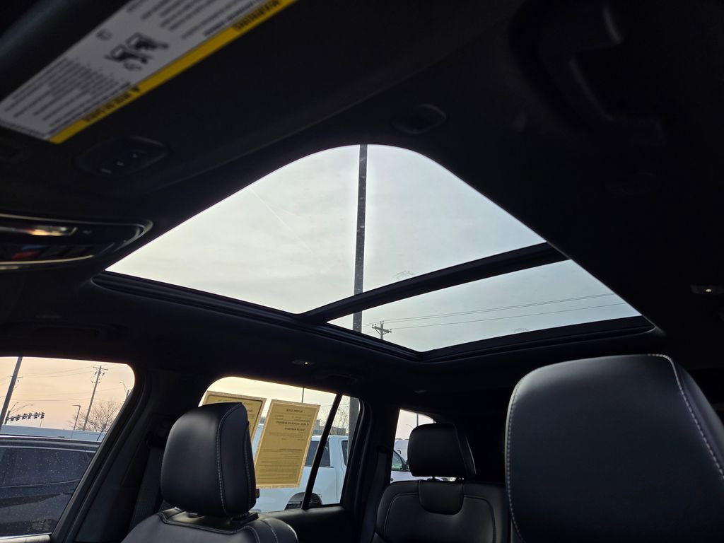 Used 2025 Jeep Grand Cherokee Limited w/ Black Appearance Package image 27