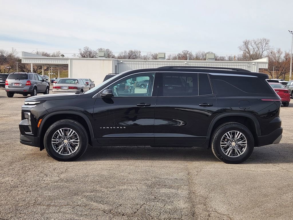 Used 2025 Chevrolet Traverse LT image 4