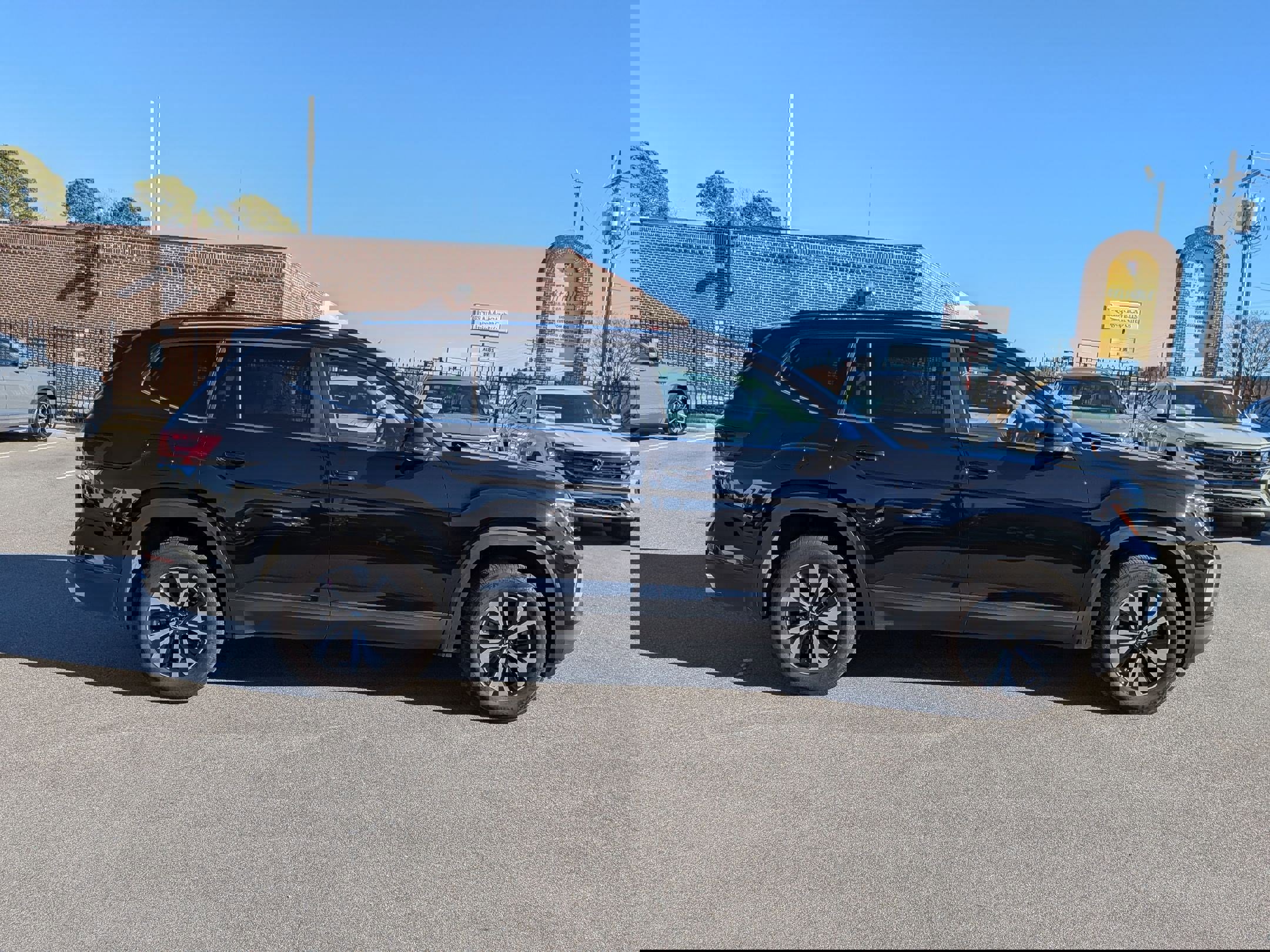 Used 2025 Volkswagen Atlas SE image 2