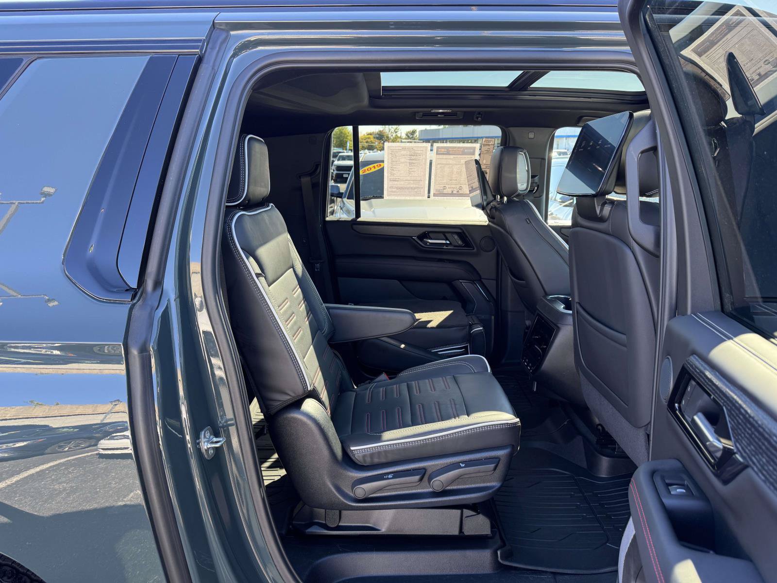 Used 2025 GMC Yukon XL AT4 Ultimate w/ LPO, Floor Liner Package AWD/4WD image 15