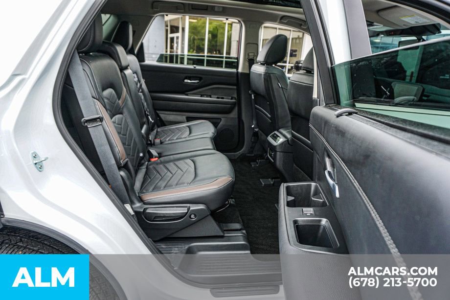 Used 2025 Nissan Pathfinder Platinum w/ Cargo Package AWD/4WD image 24