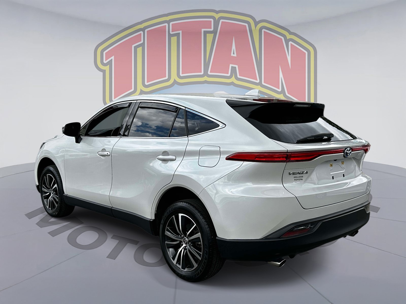 Used 2023 Toyota Venza LE AWD/4WD image 4