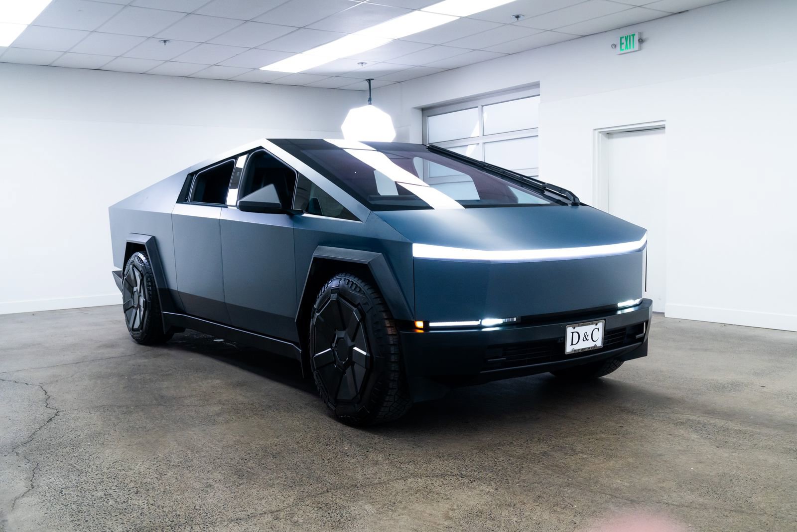 Used 2024 Tesla Cybertruck AWD Crew Cab image 26