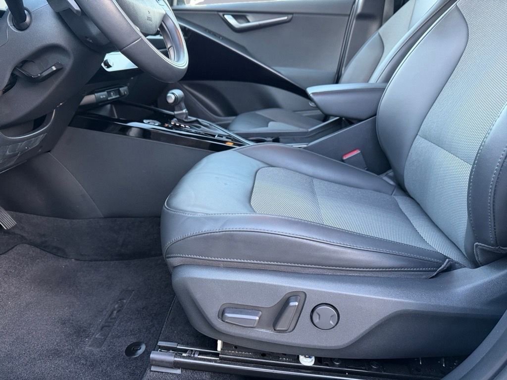 Used 2023 Kia Niro EX image 14