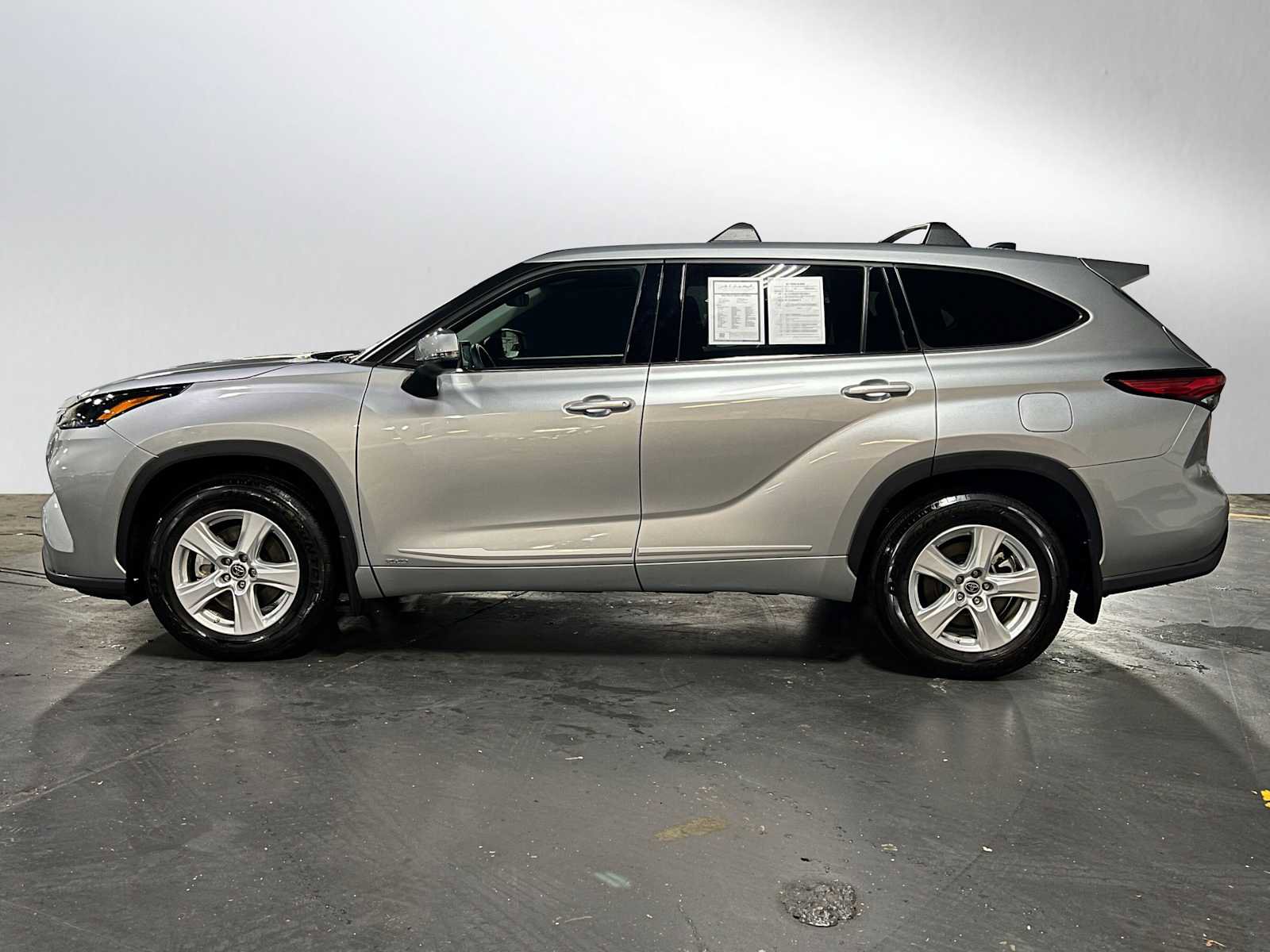 Used 2022 Toyota Highlander LE image 6