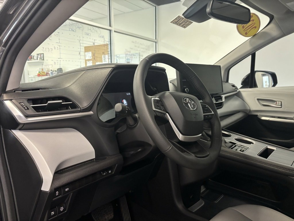 Used 2025 Toyota Sienna XLE image 12