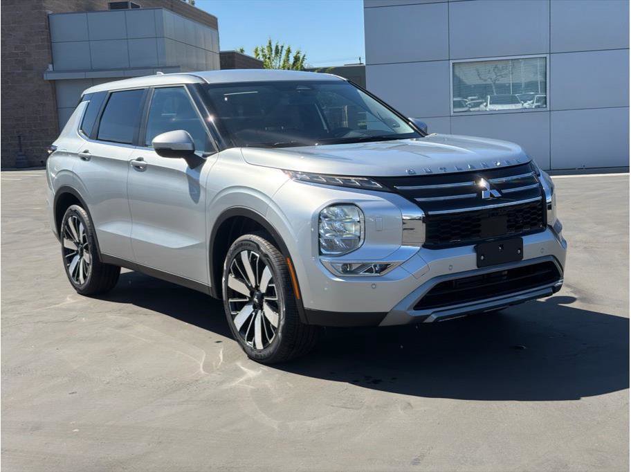 Used 2025 Mitsubishi Outlander SE image 3