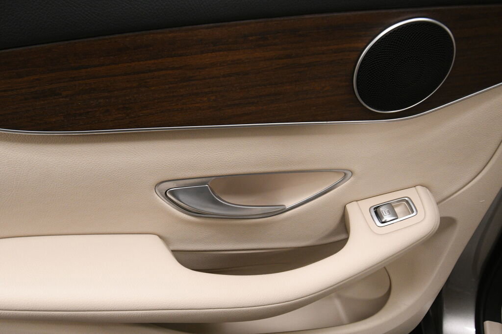 Used 2021 Mercedes-Benz GLC 300 4MATIC image 24