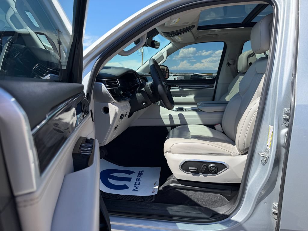 Used 2022 Jeep Wagoneer Series III w/ Premium Group I AWD/4WD image 11