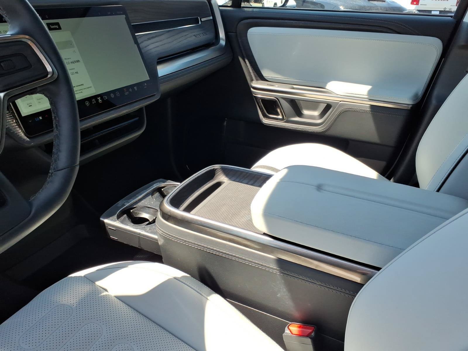 Used 2024 Rivian R1S Adventure AWD/4WD image 36