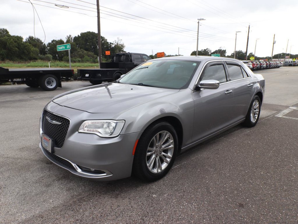 Used 2017 Chrysler 300 C RWD image 3