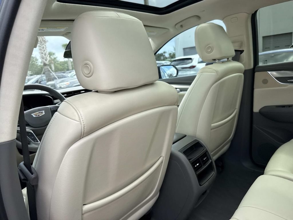 Used 2018 Cadillac XT5 Luxury w/ Driver Awareness Package FWD image 13