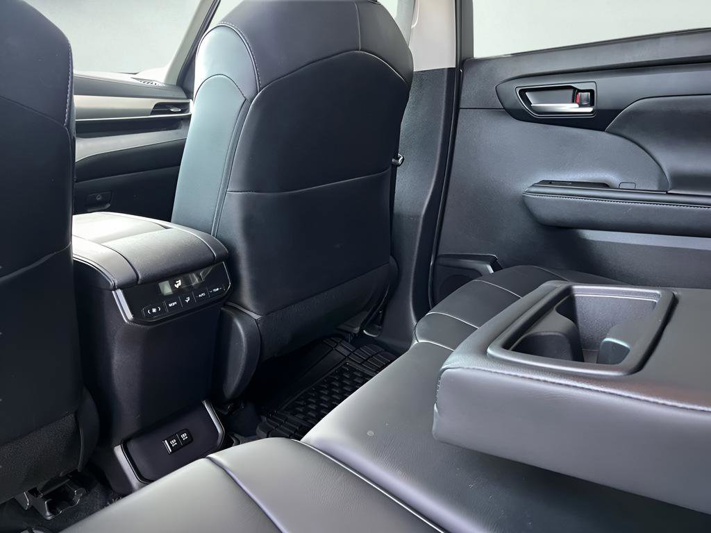 Used 2020 Toyota Highlander XLE image 21