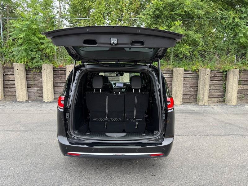 Used 2026 Chrysler Pacifica Limited FWD image 31
