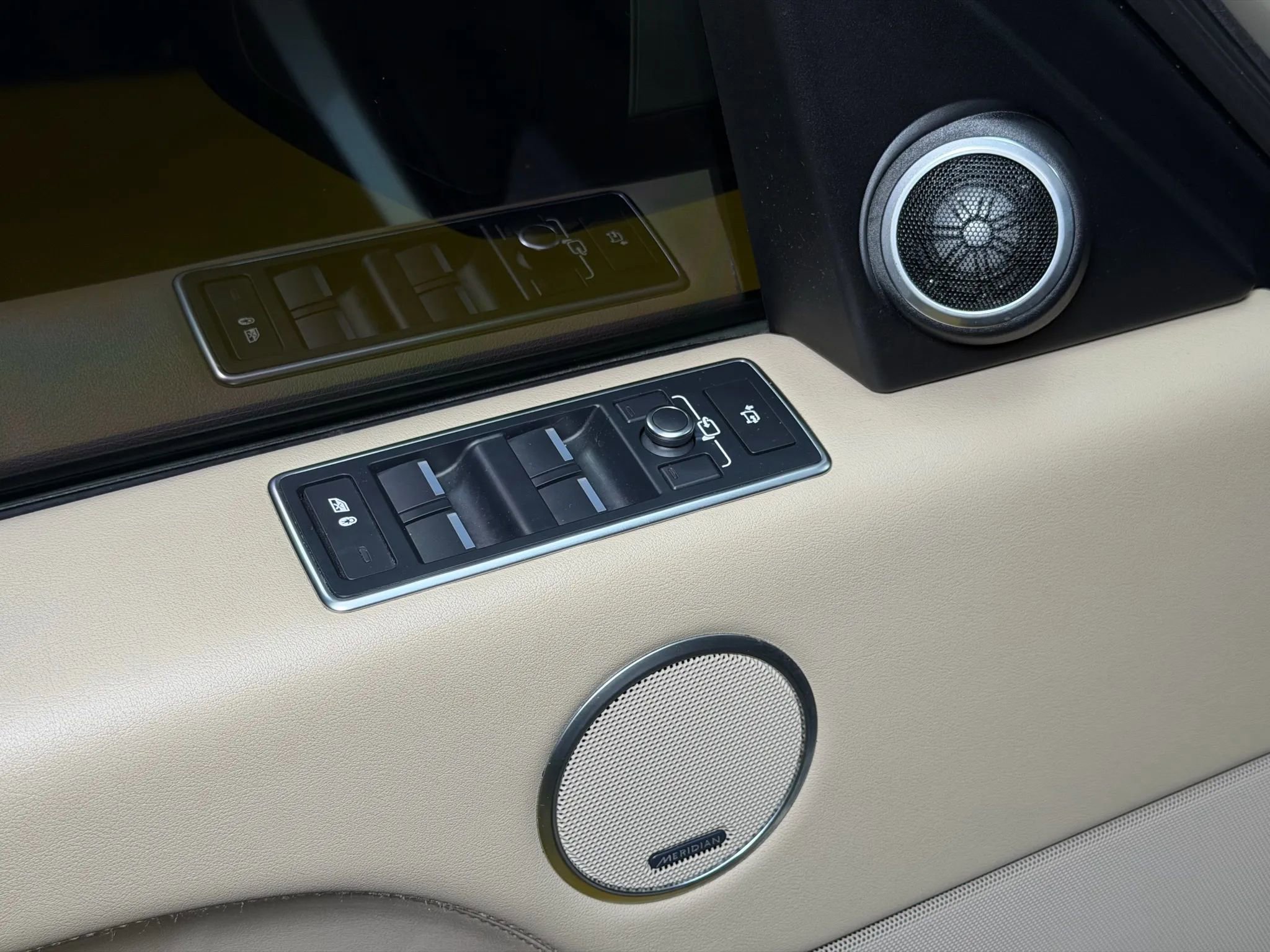 Used 2016 Land Rover Range Rover HSE image 39