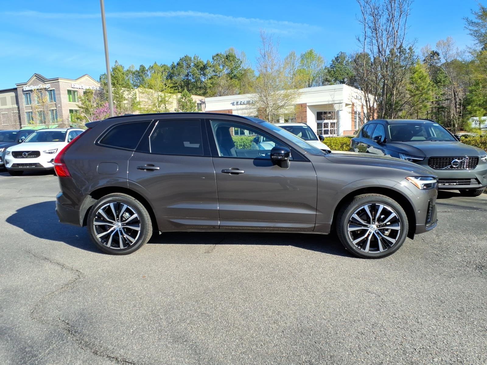 Certified 2025 Volvo XC60 B5 Plus AWD/4WD image 2