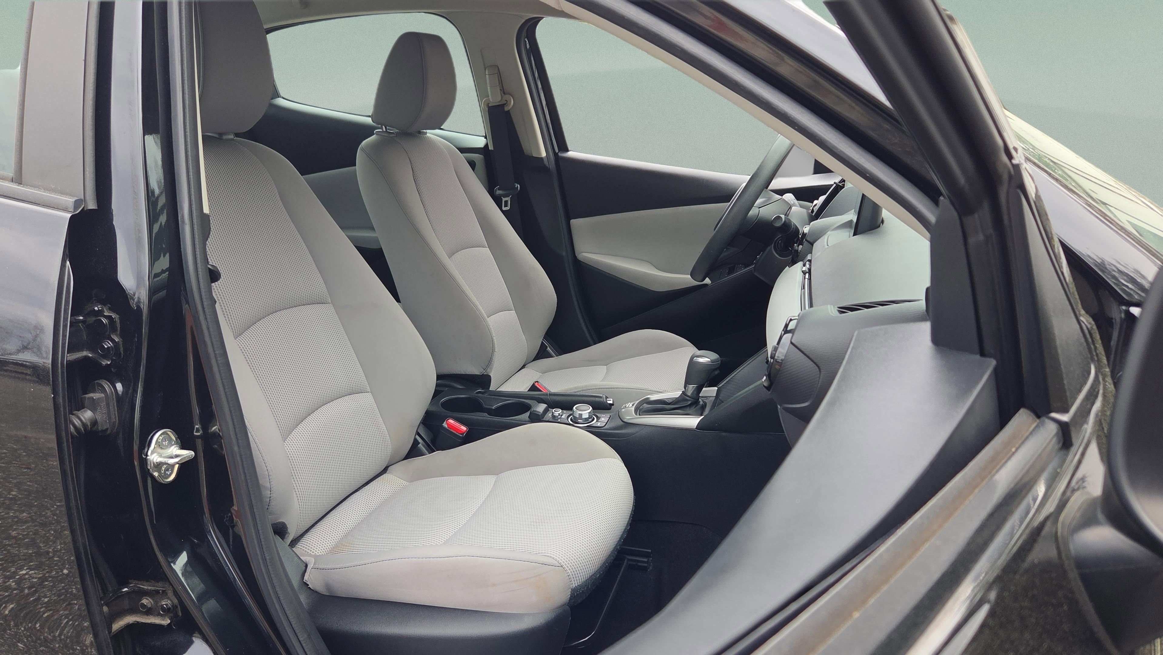 Used 2020 Toyota Yaris L image 19