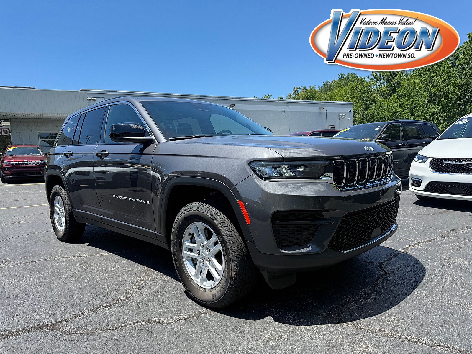 Certified 2025 Jeep Grand Cherokee Laredo w/ Luxury Tech Group I AWD/4WD video 1