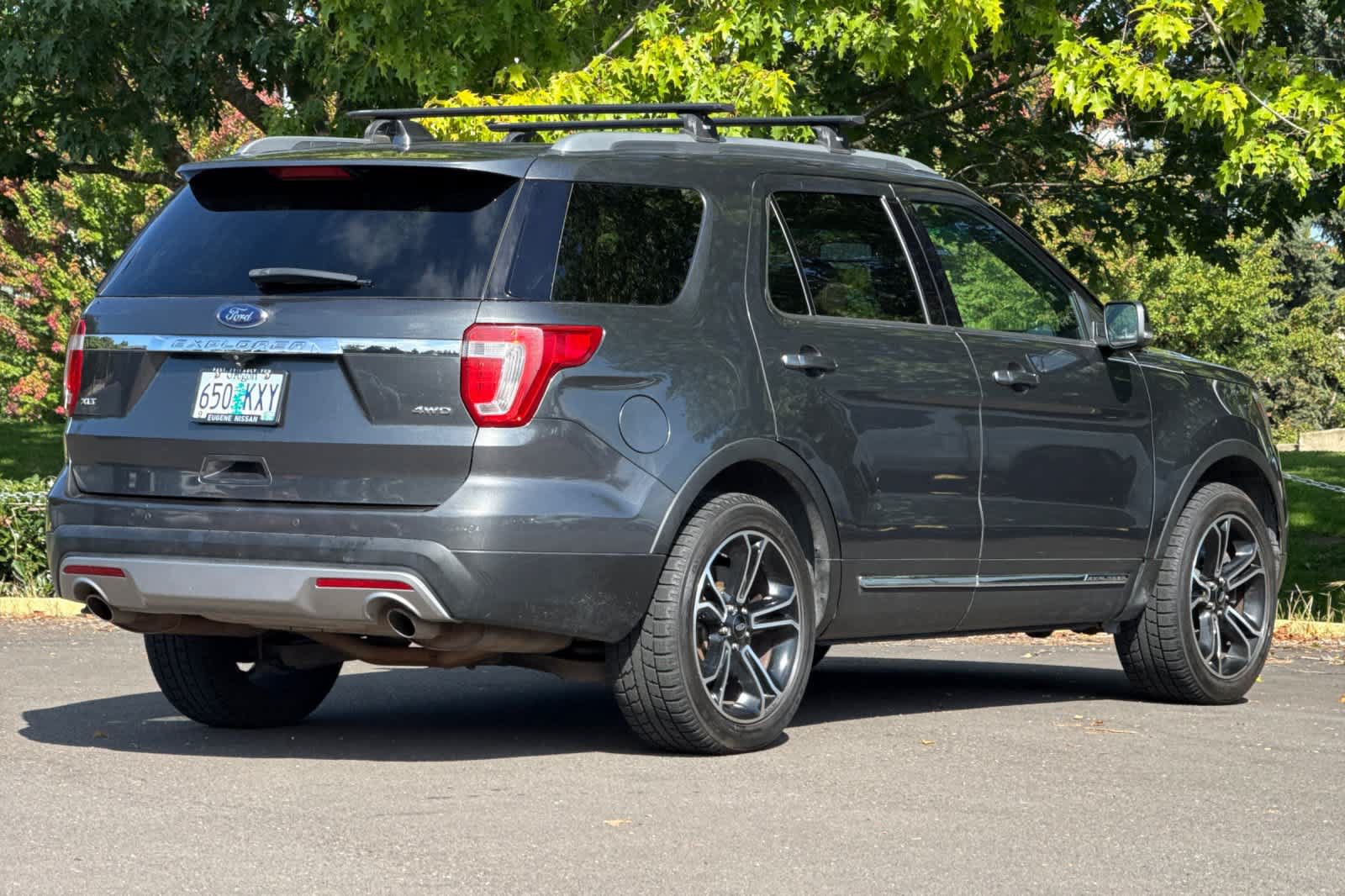 Used 2017 Ford Explorer XLT w/ Equipment Group 202A AWD/4WD image 2