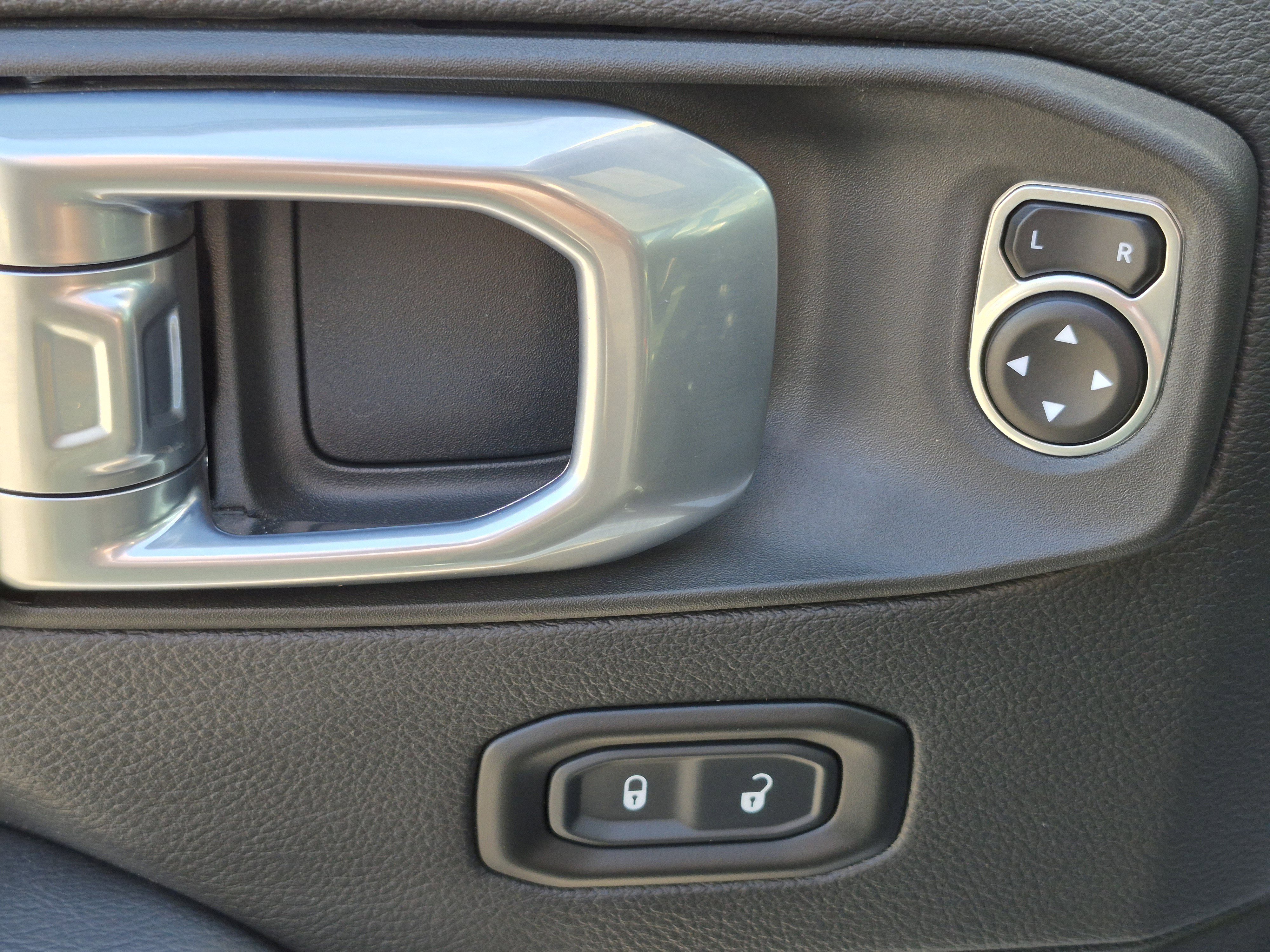 Used 2022 Jeep Wrangler Unlimited Sahara AWD/4WD image 14