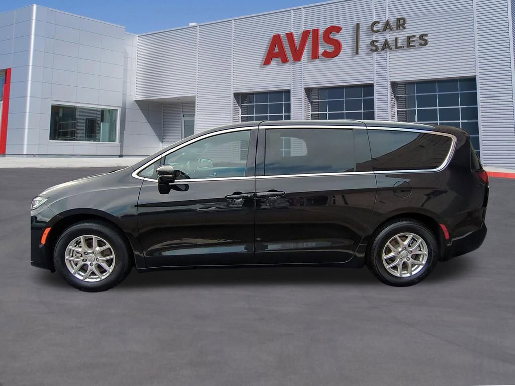 Used 2025 Chrysler Pacifica Select image 10